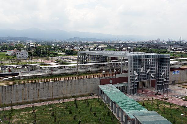 高鉄苗栗駅の開業に伴い、共用のために移転した台鉄豊富駅の新駅舎が完成
し、9月10日より使用開始となりました
