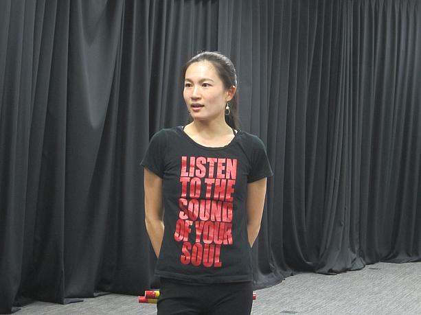 今年の春から、虎ノ門の台湾文化センターで「台湾原住民族舞踊を踊ろう」と「台湾民謡を歌おう」という二つの文化体験講座が開催されています。<br>週1～2回のペースで、受講料はなんと無料！　だれでも自由に参加できるということで、ナビも原住民族舞踊の講座に参加させていただきました。<br>講師は若林美津枝先生。日本人の父と台湾人の母をもつプロのダンサーで、なんと全国ダンスコンクールで優勝、<br>アメリカやヨーロッパでの世界大会でも入賞歴があるという輝かしい経歴の持ち主なんです。しかも、若くてお美しい！！