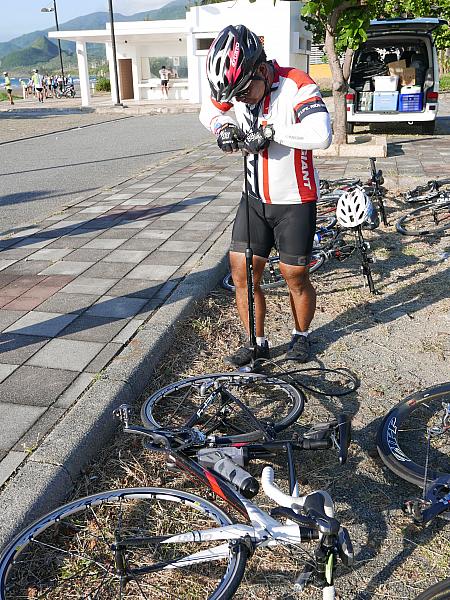 屏東・車城の宿泊地に到着したあと、ツアーのスタッフが自転車のタイヤの空気圧などにも万全のチェックを加えてくれています