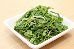 龍鬚菜(40元)　ウリ科の野菜で、龍のひげのような見た目が特徴。ショウガであっさりと味付けされていて、ほかにはないシャキシャキの食感が楽しめます。日本ではなかなか見かけない珍しい野菜、ぜひご賞味を！