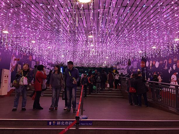 毎年、新北市政府がある板橋駅は、クリスマスのライトアップがきれいです