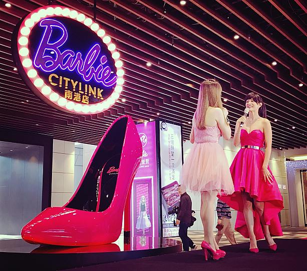 画像提供：南港CITY LINK<br>まず1Fエントランスで迎えてくれるのは2m70cmもある巨大なピンクのハイヒール<br>12/1に行われた“Barbie　芭比派對” 展オープニングイベントではJanet (謝怡芬)がゲストとして迎えられ華やかな幕開けをしました