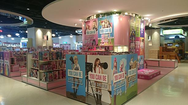 期間限定で設けられたA棟3FのBarbieコーナー。Barbieグッズや可愛いBarbieたちがかなりお値打ちに手に入りますよ！このコーナーは2017/2/13まで