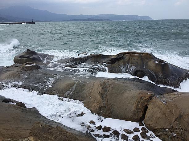 波が打ち寄せる岩にご注目