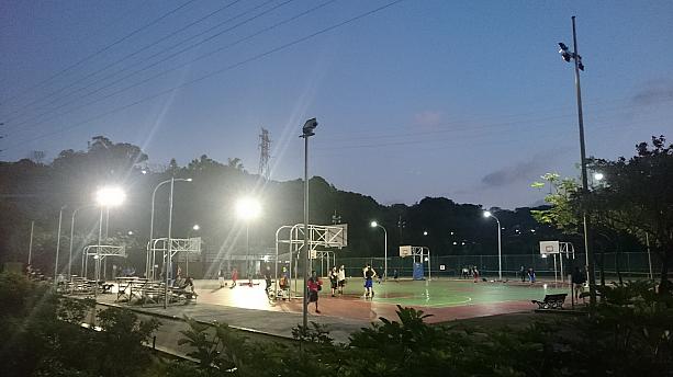 バスケットボールはどこでも人気。日が暮れてもライトがあるので照らされながらプレイできます