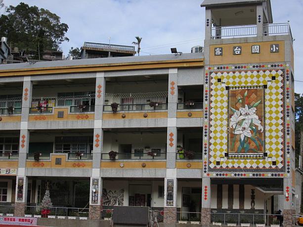 校舎の壁にもルカイ族のシンボルの百合の絵が描かれていました