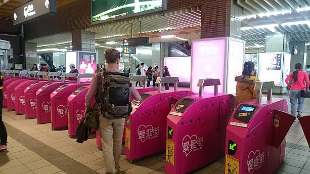MRT淡水駅を降りると、改札がピンクに可愛くなっていました