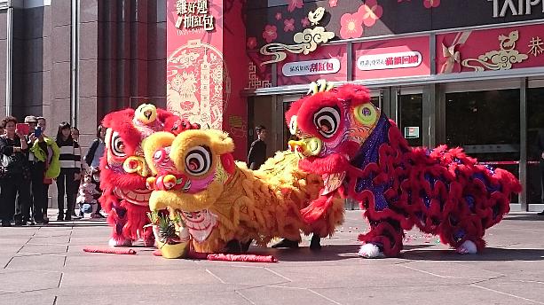 何事かと近づいてみると中華な獅子舞が新年の舞いを♪