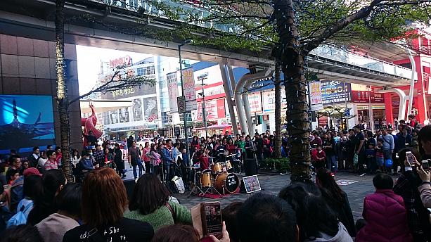 今、台湾で大人気の台湾語の唄を歌うバンド玖壹壹のリズムに合わせて、ドラムでのパフォーマンス