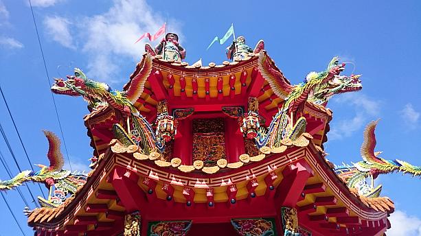 台湾の廟はこうしたカラフルなものが多いですが、こちらの廟は時に手入れがされていてカラーも鮮やか