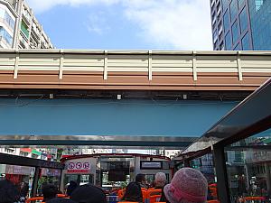 MRT文湖線の高架をくぐります。