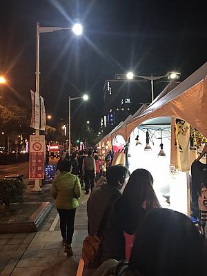 光を使った大道芸や、ランタンの隣での生演奏はフェスティバルを盛り上げてくれます！出店も並んでいるので、立ち寄ってみても楽しいです。