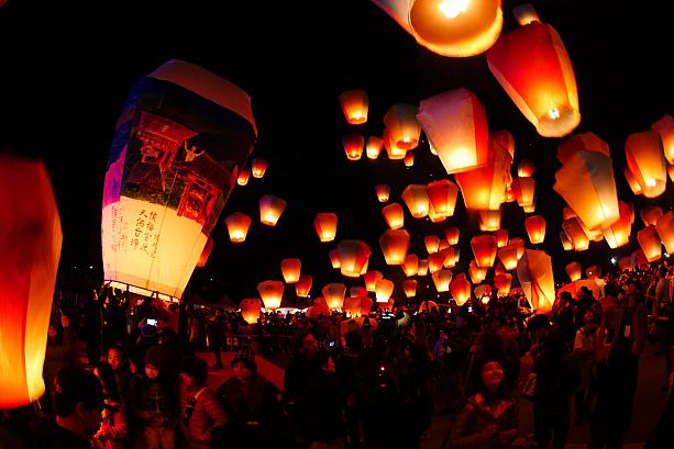 今年も元宵節（旧暦の小正月）のイベント「新北市平溪天燈節」が十分廣場にて開催されました！