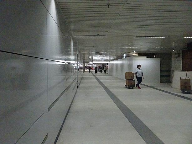 さらに真っ直ぐ進むと、以前からある「台北」駅の地下に出ました。右側が工事中なのが気になります。