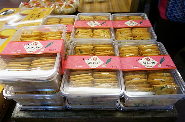 店内にはたくさんの商品が並んでいますが、新商品はこれ～！　台湾の方はこの蔥軋餅が大好きなんですよ～