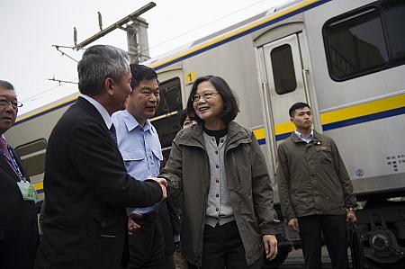 会見終了後、各職場を精力的に視察する総統、今後の台湾の経済発展の鍵を握る台車、笑顔で接する幹部陣との握手にも力がこもります