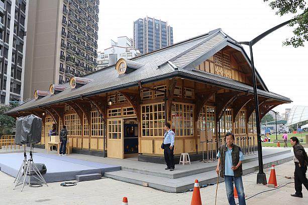 日本統治時代の木造建築である旧新北投駅舎が20年の時を経て新北投に甦りました。台湾民俗村からの返還移設に際して、1916年開業時の姿に近づけるよう美しく復元されています