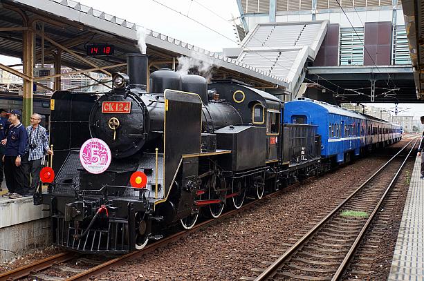 JR北海道“冬の湿原号”との姉妹列車提携締結5周年を祝し、CK124蒸機牽引の復活運転列車が山海線で運行されました。ヘッドマークに日本らしさが漂います
