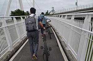 橋への上り坂は自転車を押して行きます