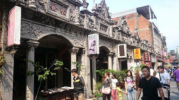 台湾には多くの古い街並みが残りますが、近ごろは再開発などで「つくられた」感も否めない老街も増えつつあります。そんな中、まだまだ懐かしさ残るのがココ、桃園にある大渓老街です。
