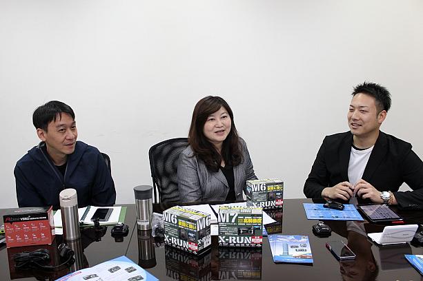 左から「快譯通」の李さん、黃副總經理、「株式会社アーキサイト」の松本さん