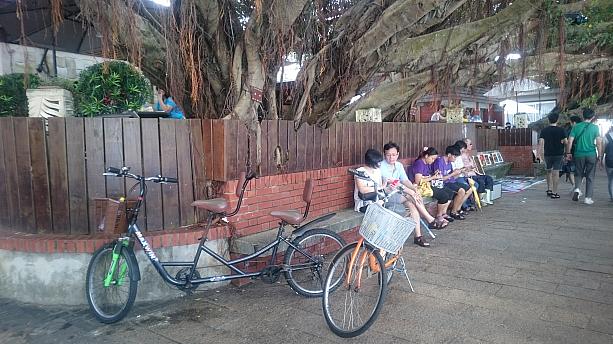 サイクリングの途中で休憩している人たちもいます