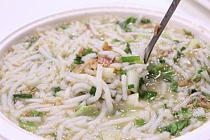 スープおかわり可能な「客式米苔目湯」