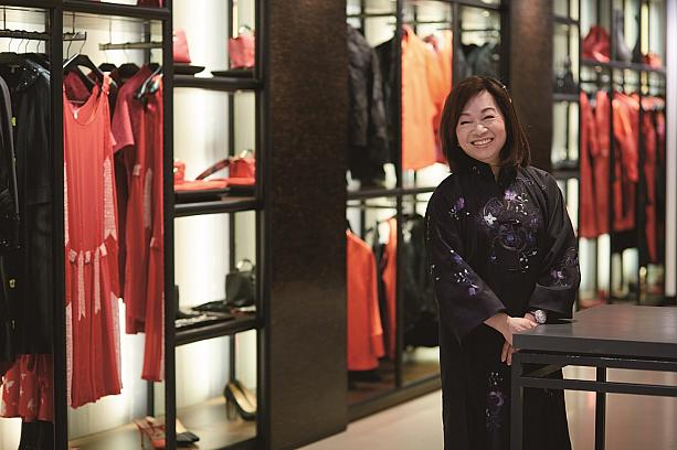 夏姿陳（SHIATZY CHEN）のジェネラルディレクター「王陳彩霞」は東西の文化を融合させ、台湾の玉、刺繍、チャイナドレスを現代の服装やアクセサリーのデザインに取り入れています