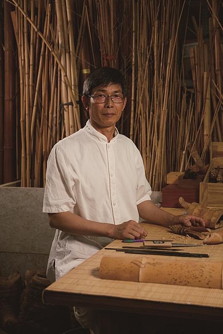 竹細工師の「陳靖賦」は鋭利な小刀だけで様々な作品を作り出します