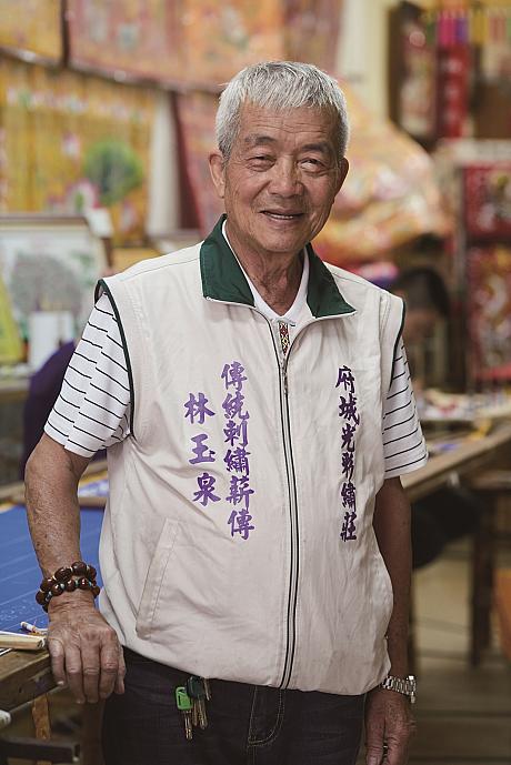 台繡工芸師「林玉泉」は細かく精巧な刺繍で神様のオーダーメイド服を作り上げます
