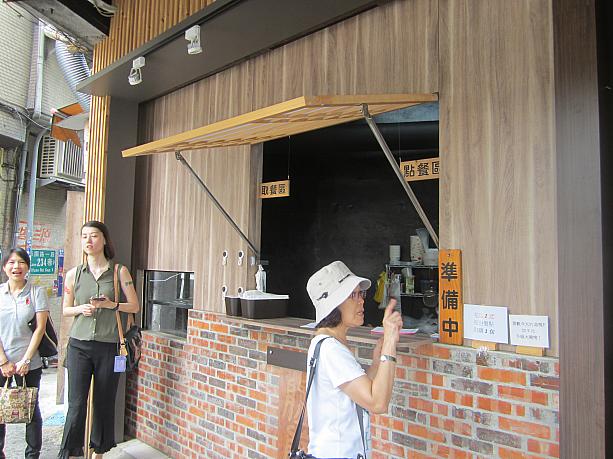 そのすぐ近くの「艋舺阿龍炒飯・麺専門店」の前を通ったら、ゲリーさんがすかさず「ここの炒飯は台北で一番オイシイ！！」　残念ながら準備中でしたが、メニューを見たら、炒飯の種類が15以上もありました。