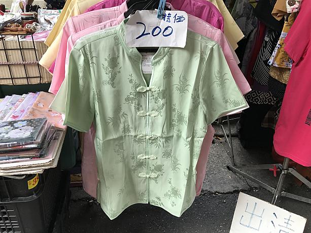 食べ物に負けず劣らず売られているのが衣服！こちらのチャイナ服は日本円で800円ほどです。市場にあるものは基本的に安い！