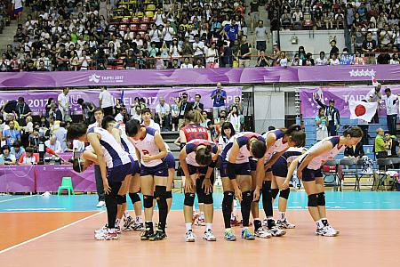 試合が終了したら、最後は観客へのお礼を！台湾のスポーツ選手ってみんな礼儀がいいですね！
