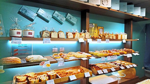 青いラインの板南線近くの台北地下街に通じる場所に麵包劇場の2号店がお目見え！店内には40種ほどの創作パンが並びます