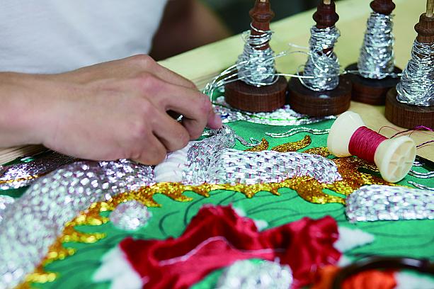 台湾の刺繍の最も大きな特色は輪郭が立体的であること。上で述べたように綿を詰めて立体的に形成していき、ゴールドやシルバーの色をした糸で刺繍を施します。