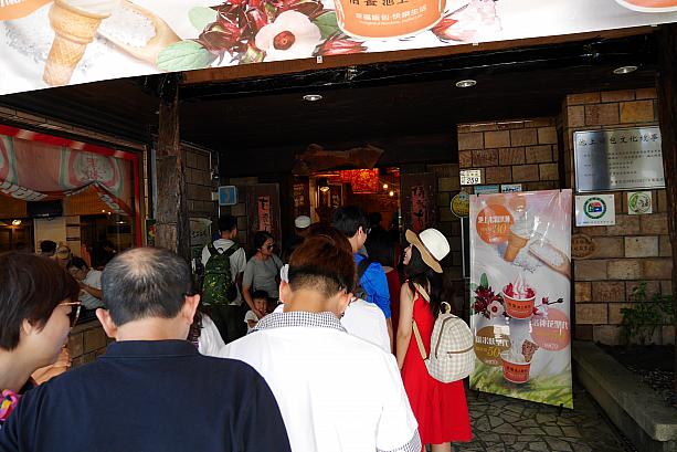 平日の13時過ぎにもかかわらず、お店の前は大行列。台湾人のほか、中国大陸、香港などからの観光客の姿も多く見られました。