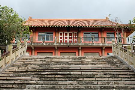 元々は天照大神をまつっていた「關子嶺神社」がありましたが、光復後に孔子祠「大成殿」へと建て替えられました。でも「大成殿」の前の階段は神社の趣を残していますよね