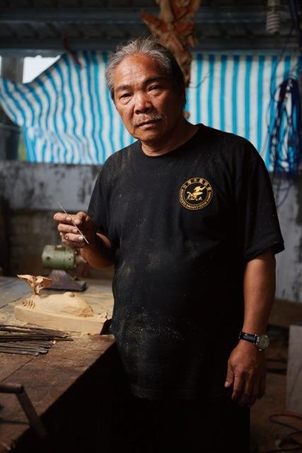 長年「木彫刻」に携わってきた蔡清鈿さん。赤字生活に陥り、生活に困った時もありましたが、木彫刻への情熱を忘れたことはありません。
