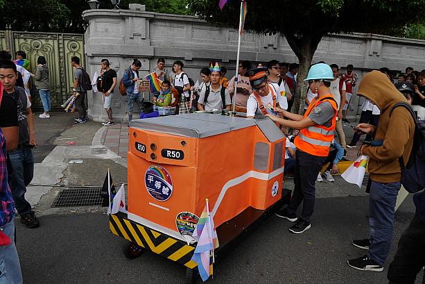 会場にはなぜか機関車が。台湾大学の鉄道サークルも、LGBTメンバーがいるということで、サークルを挙げて参加したそう。