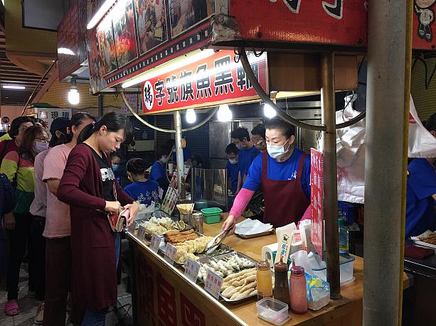 華僑市場で有名なのは、カジキの天ぷら！中に卵が入っています