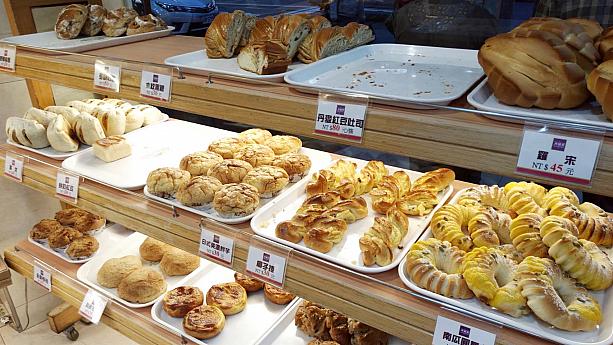 地元民が熱烈おすすめしてくれたのが「港式菠蘿」。香港の名物メロンパンにマーガリンを挟んだものをご存知ですか？それにピーナッツバターも塗っているというパンなんです。濃厚で、病み付きになっちゃいまーーーす♪でも、ごめんなさい！お腹すきすぎて、写真を撮る前に食べちゃいました……。次回行った時は必ず写真を撮ってきます！！