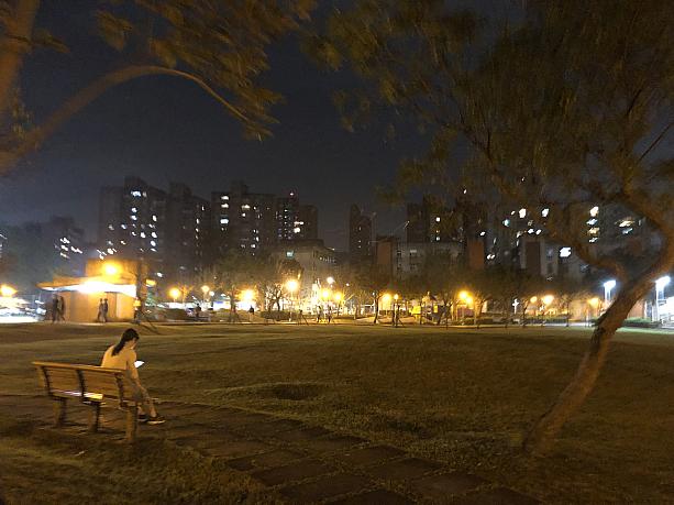 夜の公園は静かで過ごしやすいので、友人らで談笑したり、スマホをいじったりと、皆さん思い思いに夜を過ごしています。