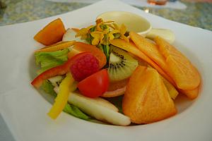 フルーツと季節野菜のサラダ