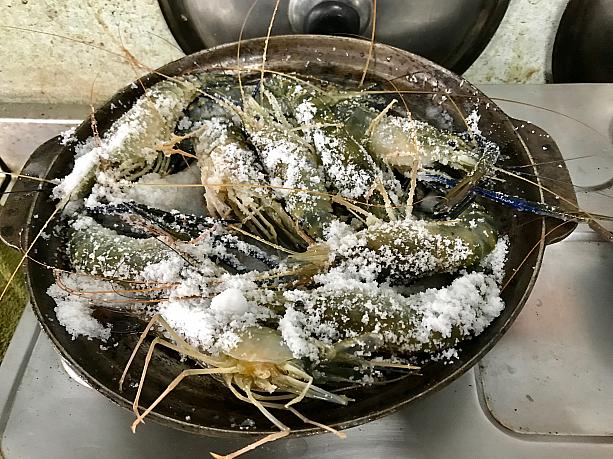 塩をたくさん振って、鍋で蒸し焼きに。串焼きもできますよ〜。
