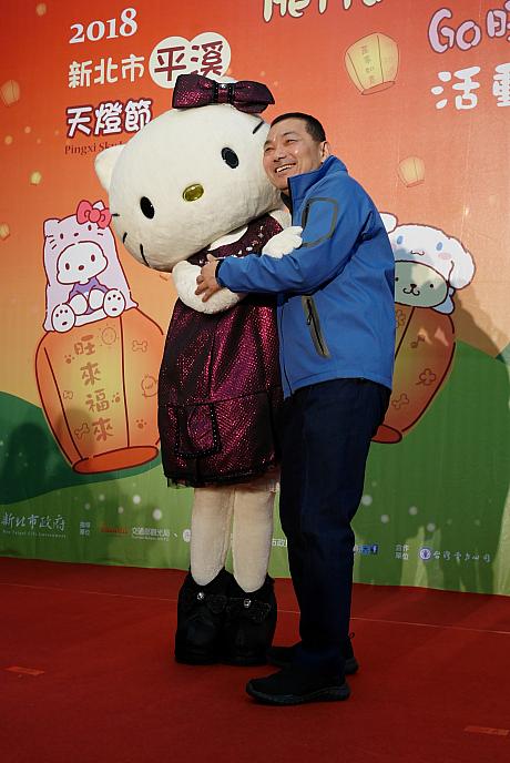 最後は侯友宜副市長とキティちゃんが抱き合ってランタンフェスティバルをPR！