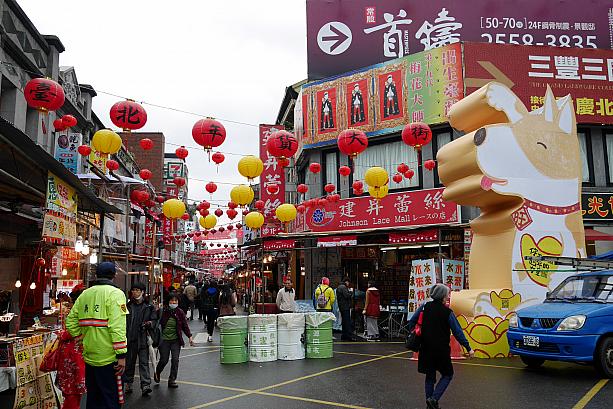 台北最大の問屋街として知られる迪化街にやってきました！2月1日から14日まで、旧正月用品市の「年貨大街」が開かれています。東京のアメ横、大阪の黒門市場といった雰囲気でしょうか。