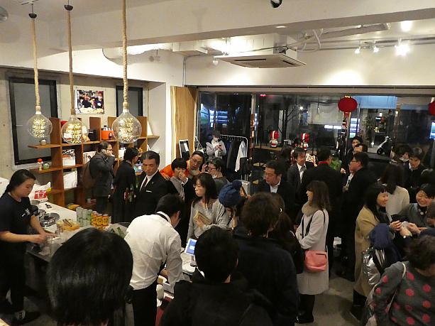 JR新日本橋駅の近くにオープンした「Shiappa Shiappa」は、台湾の文化や情報を発信し、台日交流イベントなども積極的に行う新しいタイプのカフェです。2/9のオープニングセレモニーには大勢の関係者が集まりました。
