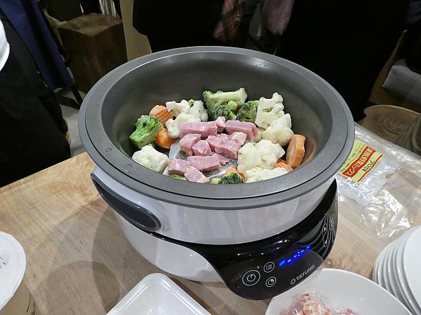 最新型の大同・無水調理鍋も登場！　野菜や魚、ベーコンなどを入れてスイッチ・オンしたら、たったの15分でおいしい蒸し料理の出来上がり。これは便利そう！