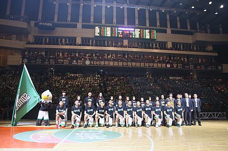 家族と記念撮影を行う松山高級中學（台北市）の選手たち