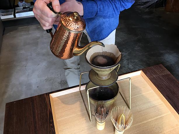 4月は雲門2による舞踏＜春鬥2018＞。西洋文化のコーヒーと東洋文化の抹茶を素材として取り上げています。コーヒーを淹れてから茶せんで泡立て苦味を飛ばし